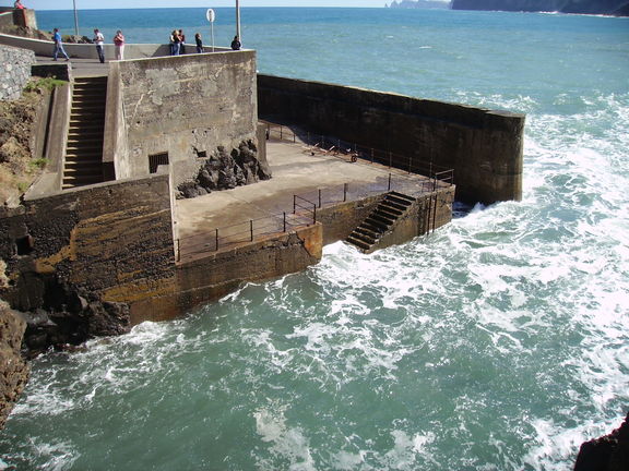 El pequeño y turbulento puerto de Porto da Cruz en Madeira