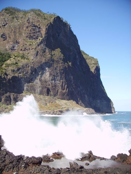 Olas de 5 metros en la costa de Porto da Cruz Madeira