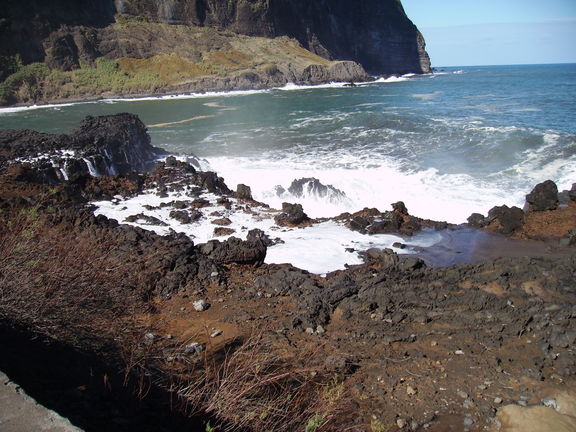 Costa con rocas volcánicas en Porto da Cruz Madeira