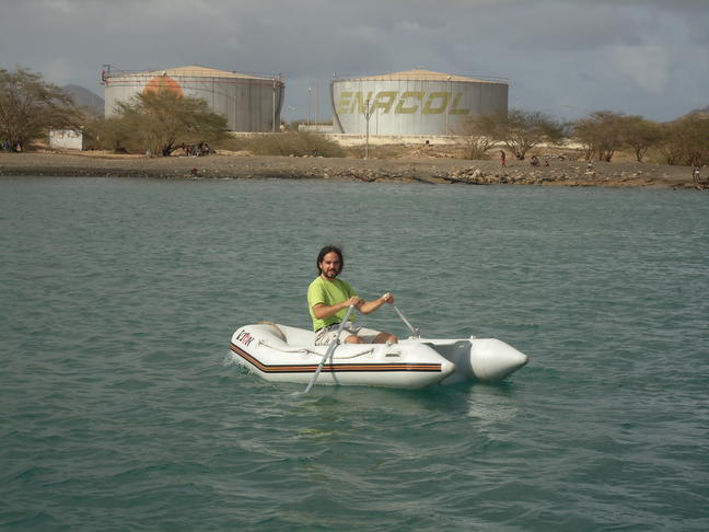 remando en la bahía de Palmeira, isla de Sal, Cabo Verde