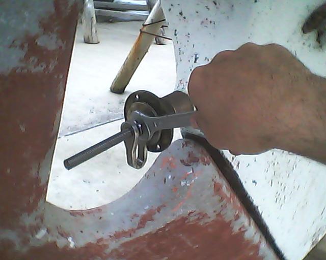 Extractor improvisado de rodamiento cutlass Vetus de barco