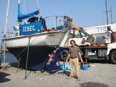 Nacho trabajando en el varadero de San Esteban de Pravia