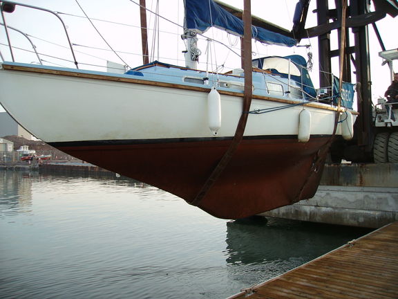 Sacando el barco del agua para el peritaje