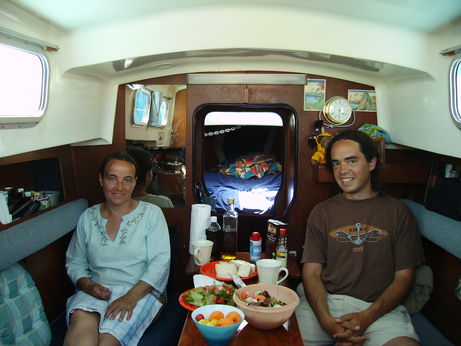 Comiendo dentro de un barco, ensalada y quesos