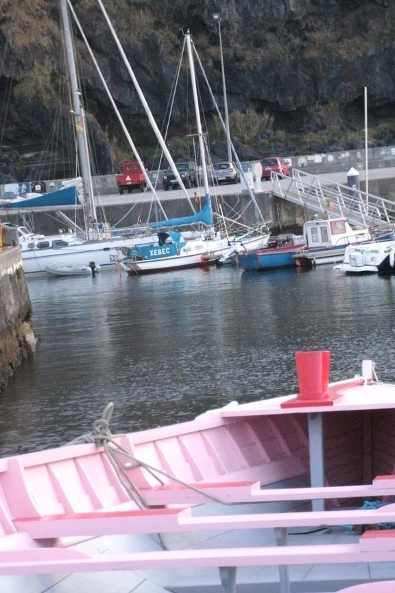 Xebec detrás de la balieira del club naval de Lajes das Flores