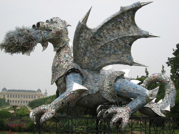 Un dragón de agua pasando el tiempo en un bonito parque