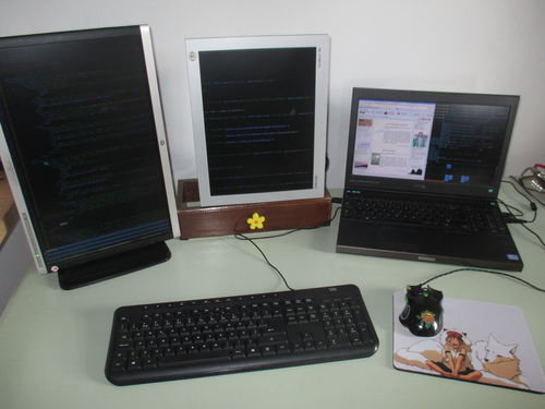 laptop ligado a dois monitores