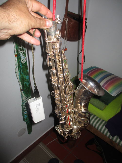 Arreglando un saxofón