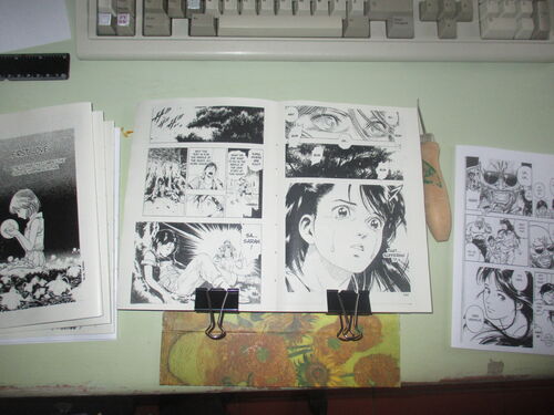 cómic impreso en casa en proceso de encuadernación