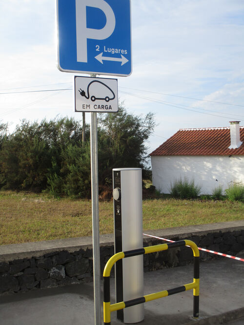 Punto de recarga para coches eléctricos en la Isla de Santa María