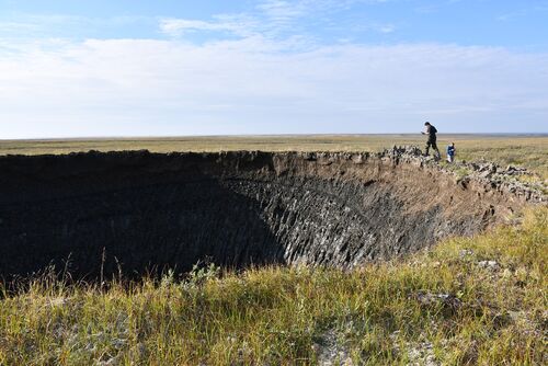 Cráter creado por explosión de metano en Siberia
