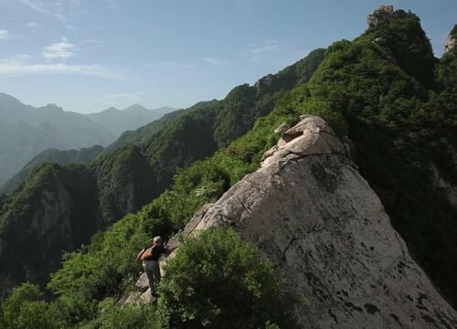 Bill Porter caminando en solitario por las montañas chinas