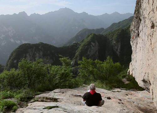 Bill Porter leyendo en las montañas de China