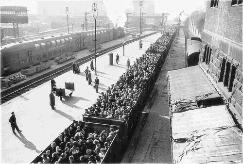 Los nazis decían que llevaban a los judios a centros de realojamiento donde comenzarían una vida mejor... y los alemanes, aparentemente, se lo creían