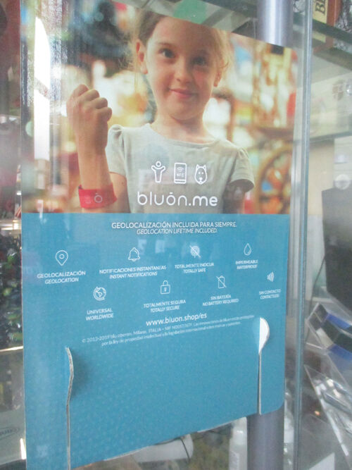 cartel publicitario de pulsera para geolocalizar a los niños, los grilletes del siglo XXI