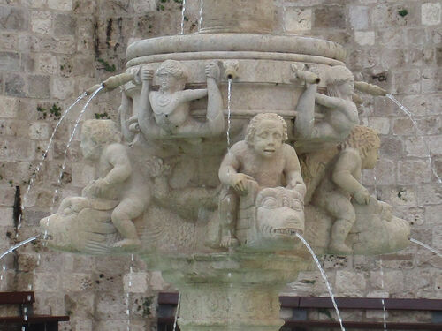 Cada cual ocupado con lo suyo, curiosa fuente a la entrada de <a href="https://es.wikipedia.org/wiki/Catedral_de_Burgos">La Catedral de Burgos</a> (año 1221).