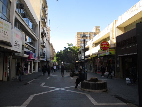 Calle comercial del centro de Córdoba en Argentina