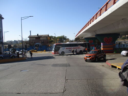 Autobús de Malvinas Argentinas entrando a la terminal de ómnibus de Córdoba