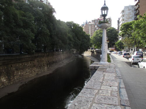 río casi seco atravesando la ciudad de Córdoba en Argentina en junio de 2022