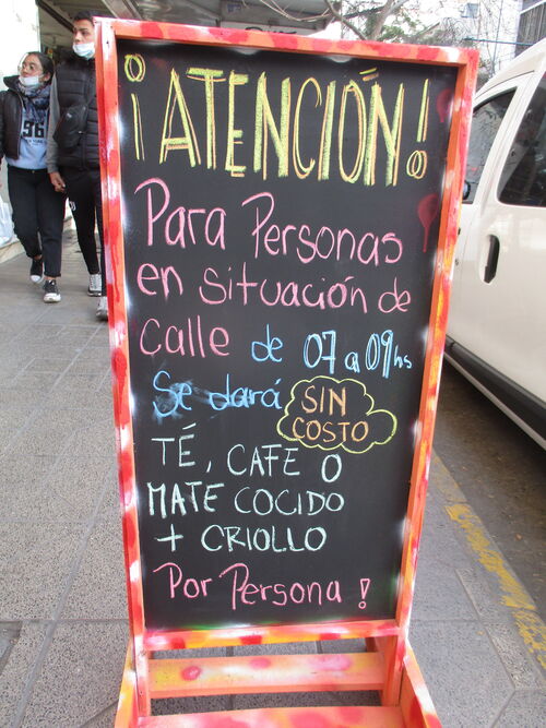 Cafetería particular ofreciendo desayunos gratis a personas que viven en la calle