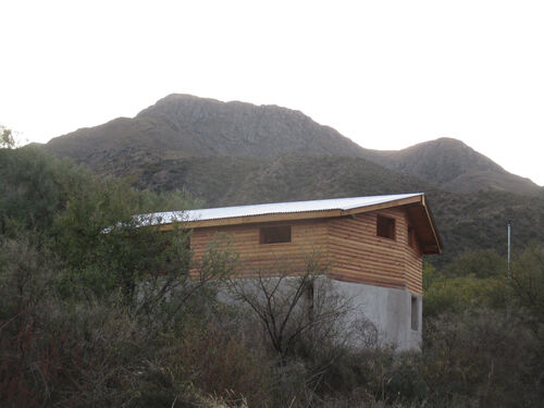 Cabaña en construcción al pie del Cerro Uritorco