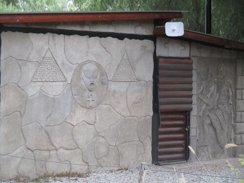 Casa decorada con motivos ufológicos en Capilla del Monte