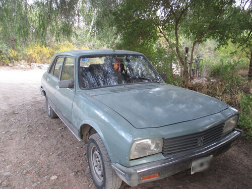 Peugeot antiguo con banderita de España en el Cerro Uritorco