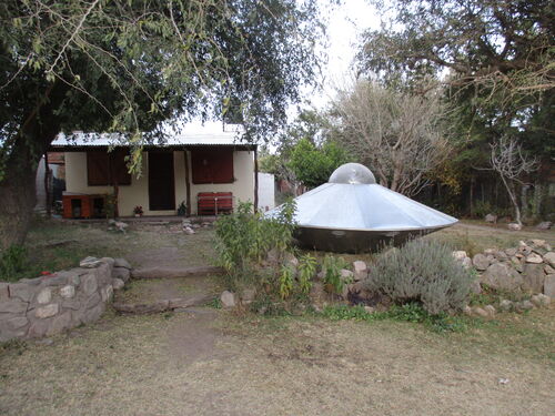 Ovni autoconstruido en jardín particular de Capilla del Monte