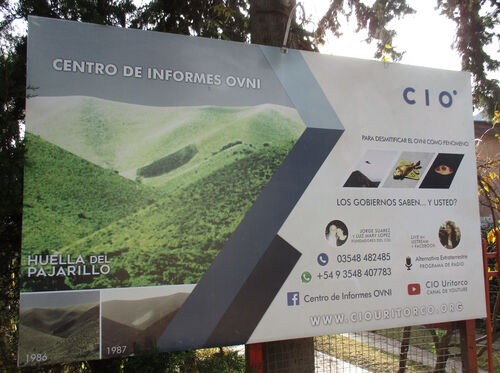 Cartel de bienvenida al Centro de Informes Ovnis en Capilla del Monte