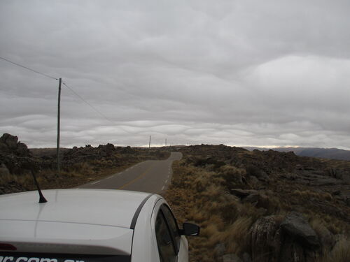 Carreteras y cielo ondulados en las sierras de San Luis
