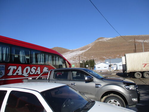Autobús transpatagónico haciendo una parada en Gobernador Costa (Chubut)