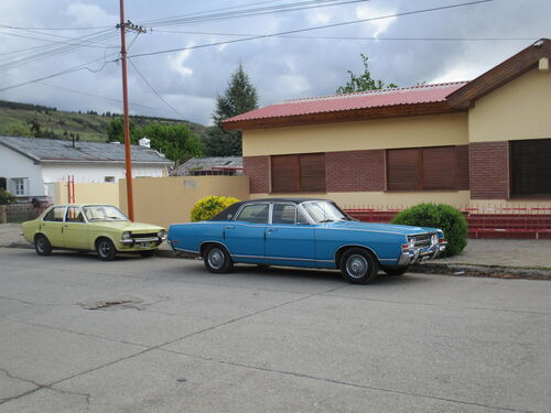 Un ford y un opel de hace medio siglo en Esquel