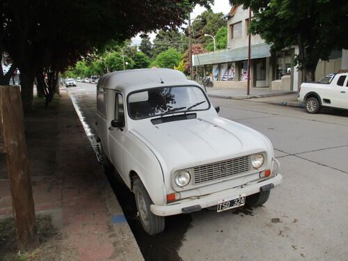 Renault 4 en Esquel visto de frente