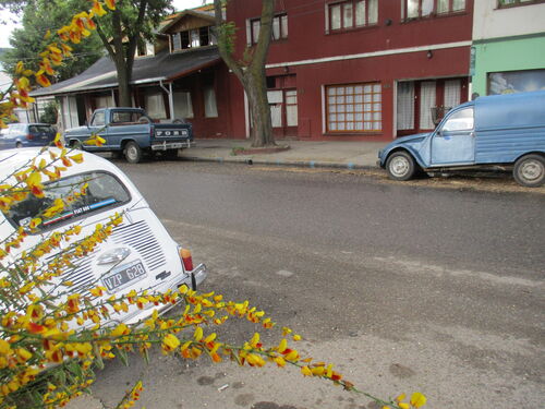 Un 2CV, un 600 y un pickup Ford aparcados juntos en Esquel