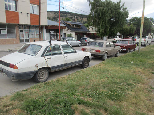 Coches viejitos aparcados en Esquel