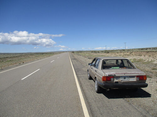 El auto de Nachito en medio de la estepa patagónica