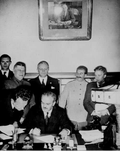23/8/1939: Alemania y Rusia firman el pacto de no agresión Molotov-Ribbentrop,<br>menos de dos años después Alemania invadiría Rusia.