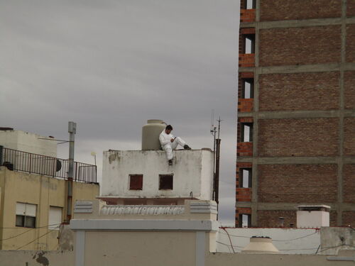 Reparando un tejado en Trelew