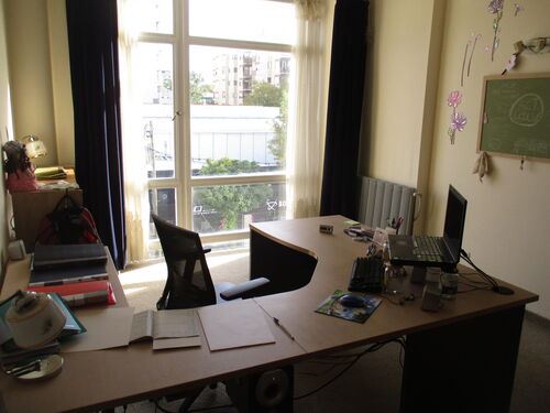 mi nuevo espacio de trabajo, por fin una mesa y una silla decentes