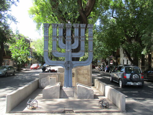 Candelabro judío en la avenida del estado de Israel de la ciudad de Mendoza