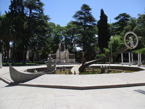 Monumento en honor a la Divina Comedia de Dante en la plaza de Italia de Mendoza