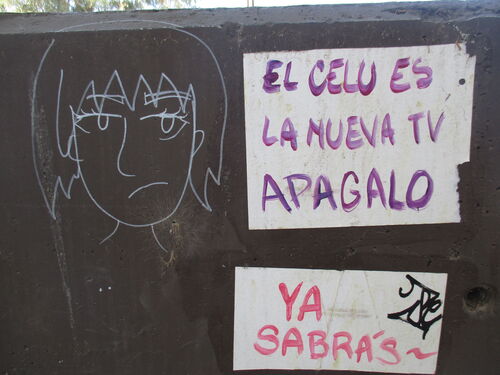 Humilde cartel anti-telepantallas en una calle de Mendoza