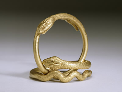 A las serpientes les gustan las cosas buenas y caras, como estos brazaletes de oro macizo
