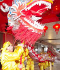 dragón chino bailando en la calle