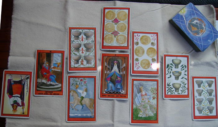 tirada de 10 cartas del tarot con el caballo de copas en el presente