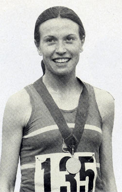 Carmen Valero recibiendo una de sus muchas medallas