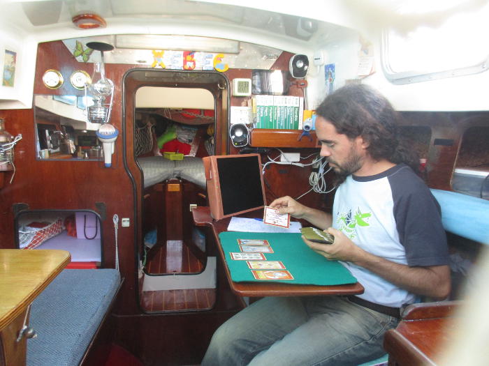 Nacho atendiendo una consulta de tarot en su barco