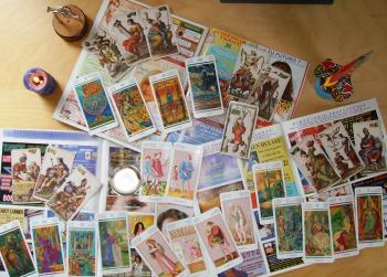 Cartas de Tarot variadas sobre mesa de madera