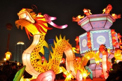lanterna de papel  em forma de dragão chinês 