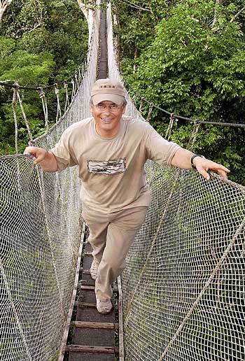 El súper juez Baltasar Garzón paseando por la selva